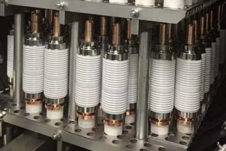 真空開關(guān)管產(chǎn)生操作過(guò)電壓的原因是什么？